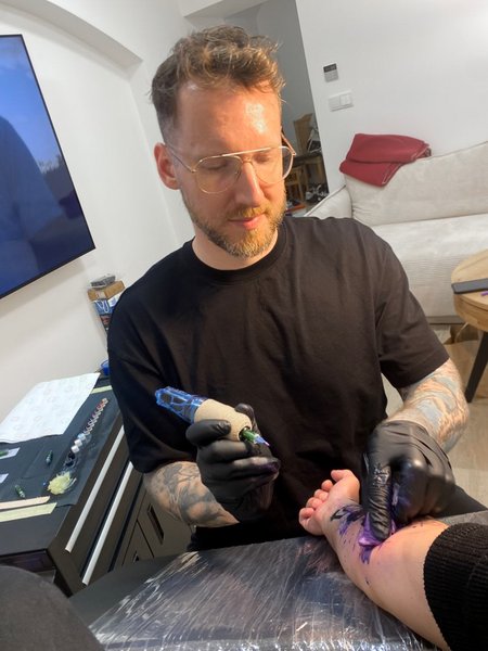 Honza Healing — masér a tatér při práci v Praze